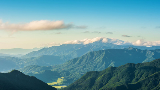 4K绿色森林山脉盆地蓝天白云延时视频