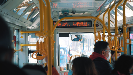 4k实拍疫情期间青岛公交绿色出行戴口罩的人升格镜头视频