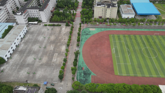 大学校园运动场航拍视频视频