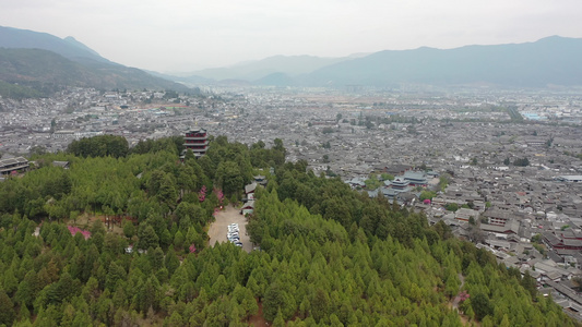 航拍云南丽江古城木府及狮子山万古楼建筑群视频