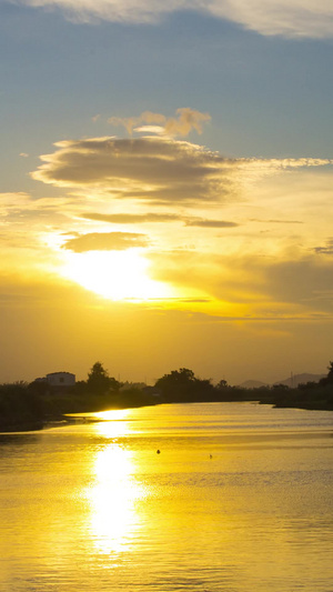 溪流上的夕阳太阳西下13秒视频