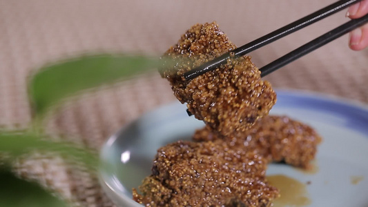 筷子夹起一块小米排骨粉蒸排骨 视频