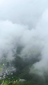 航拍穿云自然风光视频