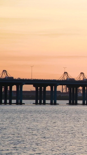 夕阳下的广深沿江高速深圳前海18秒视频