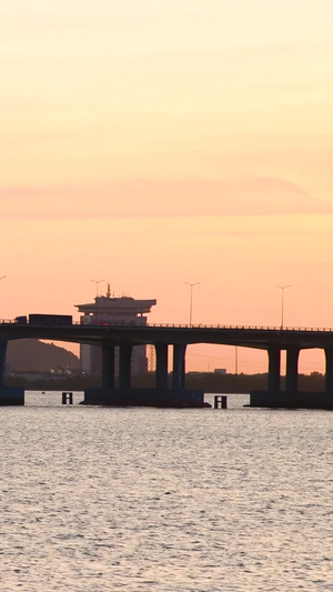 夕阳下的广深沿江高速深圳前海18秒视频