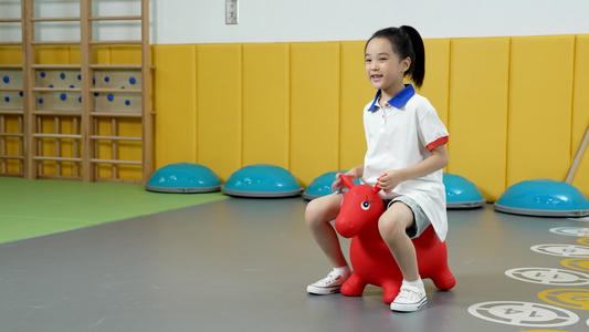 玩充气跳马的女孩视频