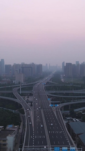 航拍风光城市晚高峰期堵车的高架桥交通车流素材城市风光视频