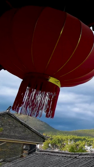 丽江古城的红灯笼和天空中的彩虹视频素材41秒视频