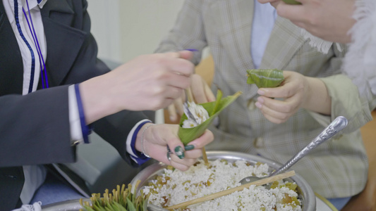 4k实拍端午节包粽子视频