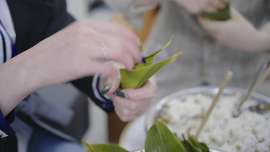 4k实拍端午节包粽子视频