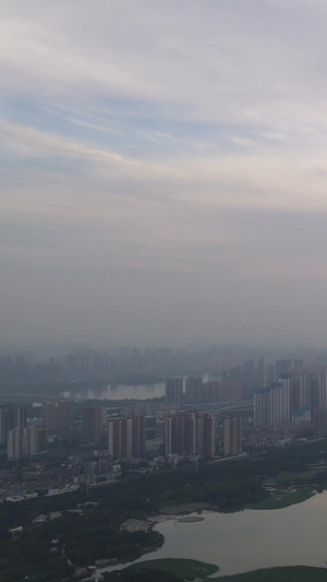 航拍城市风光落日天空下汉江湾城市天际线江景风景素材风光城市66秒视频