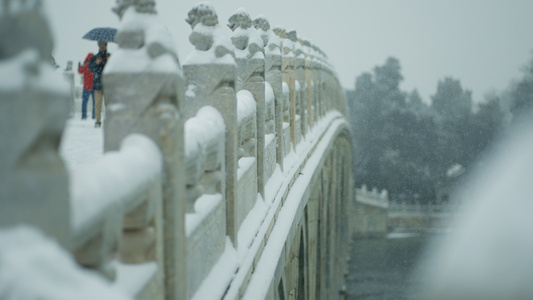 大雪中的北京颐和园十七孔桥视频