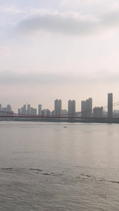 低空航拍风光城市长江江景桥梁道路立体交通天空晚霞城市素材城市建设视频