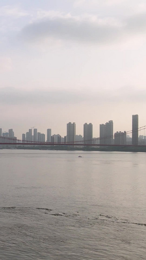 低空航拍风光城市长江江景桥梁道路立体交通天空晚霞城市素材城市建设33秒视频