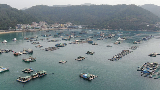 航拍海上渔船海鲜养殖基地视频