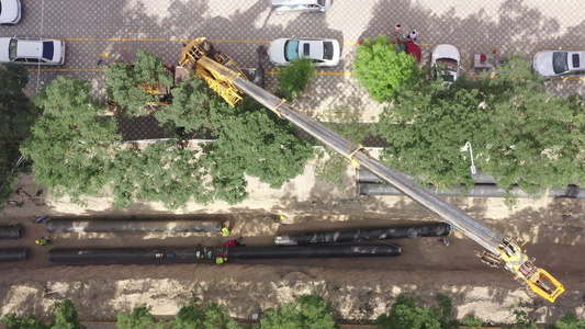 俯拍城市在建管道焊接施工作业视频