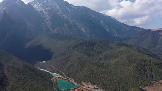 航拍云南丽江玉龙雪山蓝月谷风景区白水河视频