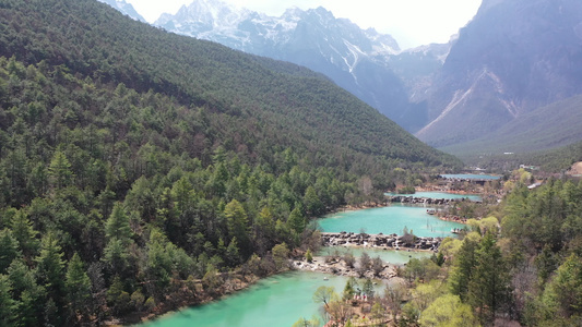 航拍云南丽江玉龙雪山蓝月谷风景区白水河视频