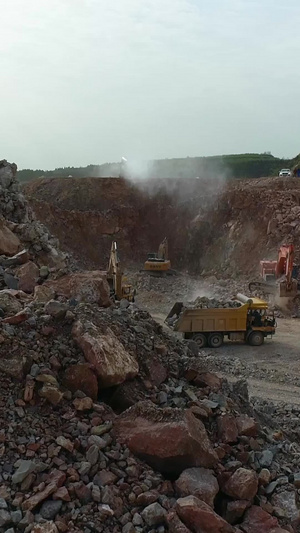 工地挖掘机工作航拍45秒视频