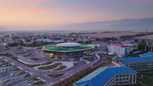 4K夕阳下的新疆伊犁那拉提景区服务中心16秒视频