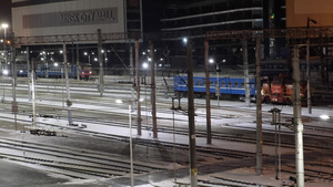 寒冬下雪天气夜晚火车站铁轨调度车辆29秒视频