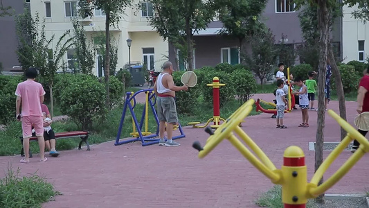 小区娱乐健身设施玩耍的老人和孩子视频