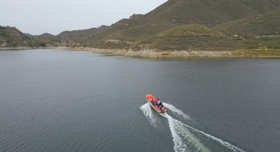 开船坐船游艇行驶在山谷绿水青山湖泊视频