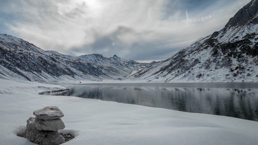 4K冬季湖泊雪山延时视频