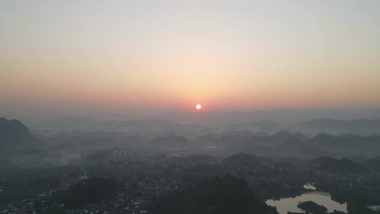 航拍夕阳西下山中古镇视频