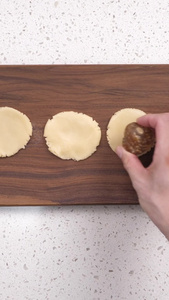 月饼馅料放在饼皮上传统美食视频