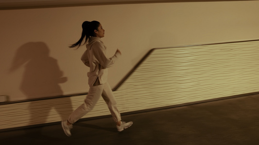 隧道里夜跑的女性视频
