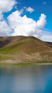 航拍西藏蓝天白云山脉湖泊自然风光视频旅游目的地视频