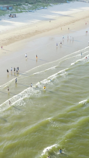 俯拍海边游玩的人群45秒视频