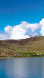 航拍西藏蓝天白云山脉湖泊自然风光视频西藏旅游视频