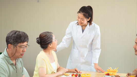 养老院医生关照老人用餐视频