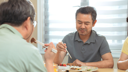 老人用餐视频