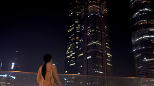 夜晚天桥上行走的都市女性11秒视频
