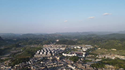 航拍大山中的乡村田野视频