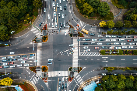 原创4K城市十字路口时间流逝交通车流航拍延时视频