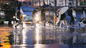 4K升格城市暴雨内涝下班高峰17秒视频