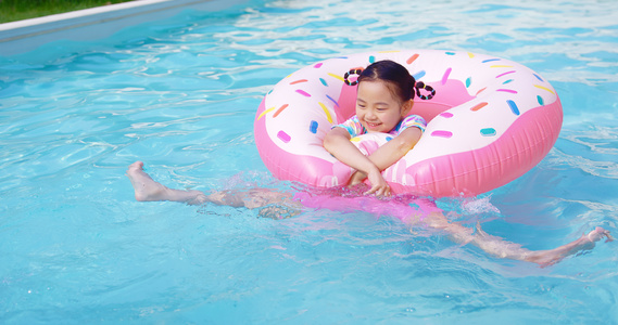 8K可爱小女孩在泳池游泳视频