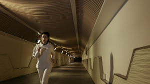 女生在人行隧道中跑步44秒视频