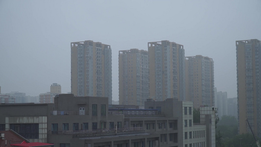 【镜头合集】阴天雨雾下雨中的城市楼房视频