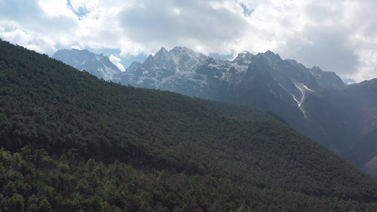 航拍云南丽江玉龙雪山主峰扇子陡冰川公园视频