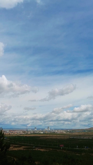 延时拍摄午后天空中乌云翻滚及鸟瞰远处的城市街景天空延时45秒视频
