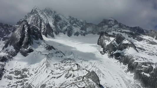 航拍云南丽江玉龙雪山主峰扇子陡冰川公园视频