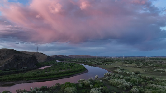 航拍湿地河流晚霞彩云风光视频