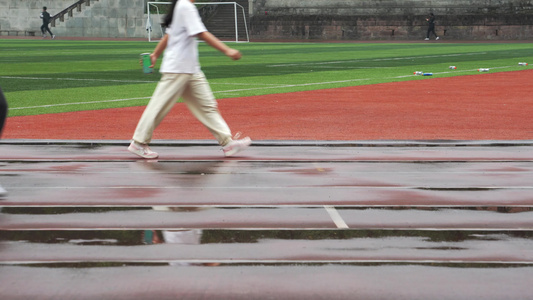 学校运动场上跑步特写镜头合集视频