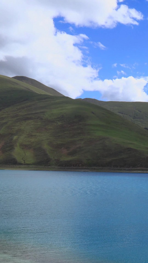 西藏阿里北线高原湖泊班戈措延时视频自然风光16秒视频