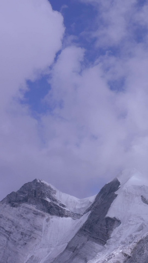 航拍雪山峰顶20秒视频